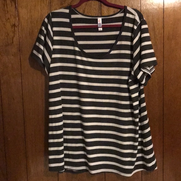 LuLaRoe Tops - Lularoe Classic tee